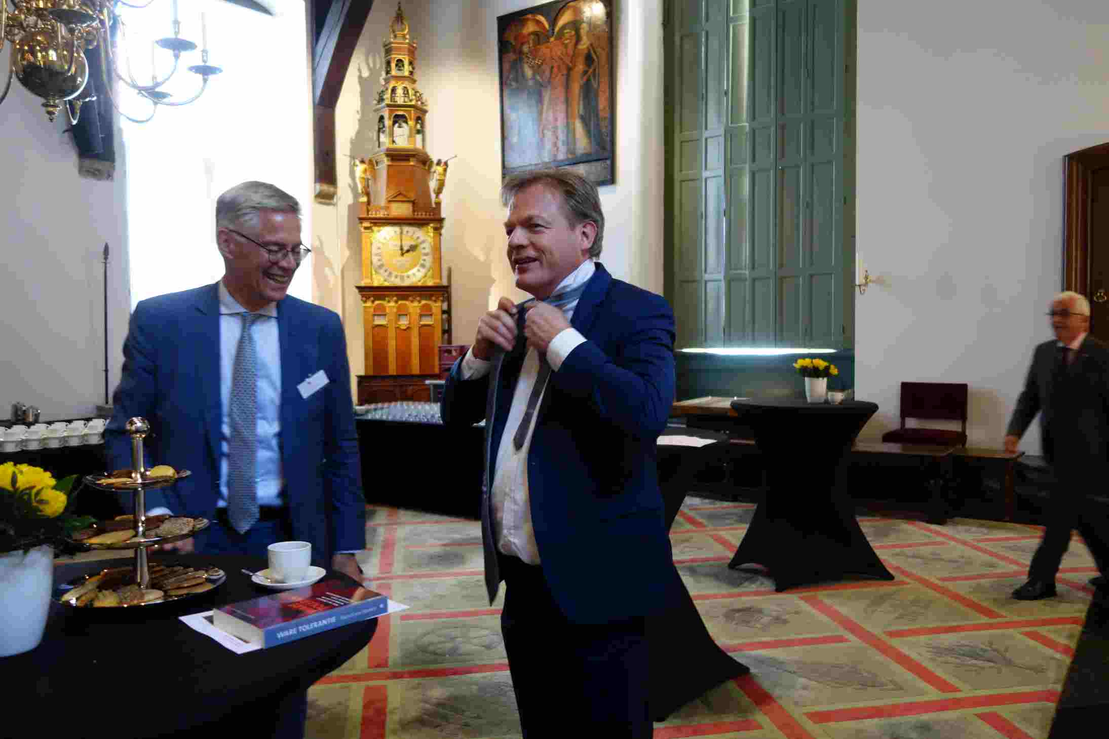 Pieter Omtzigt en Edzo Huisman, secretaris van de Coornhert Stichting Haarlem