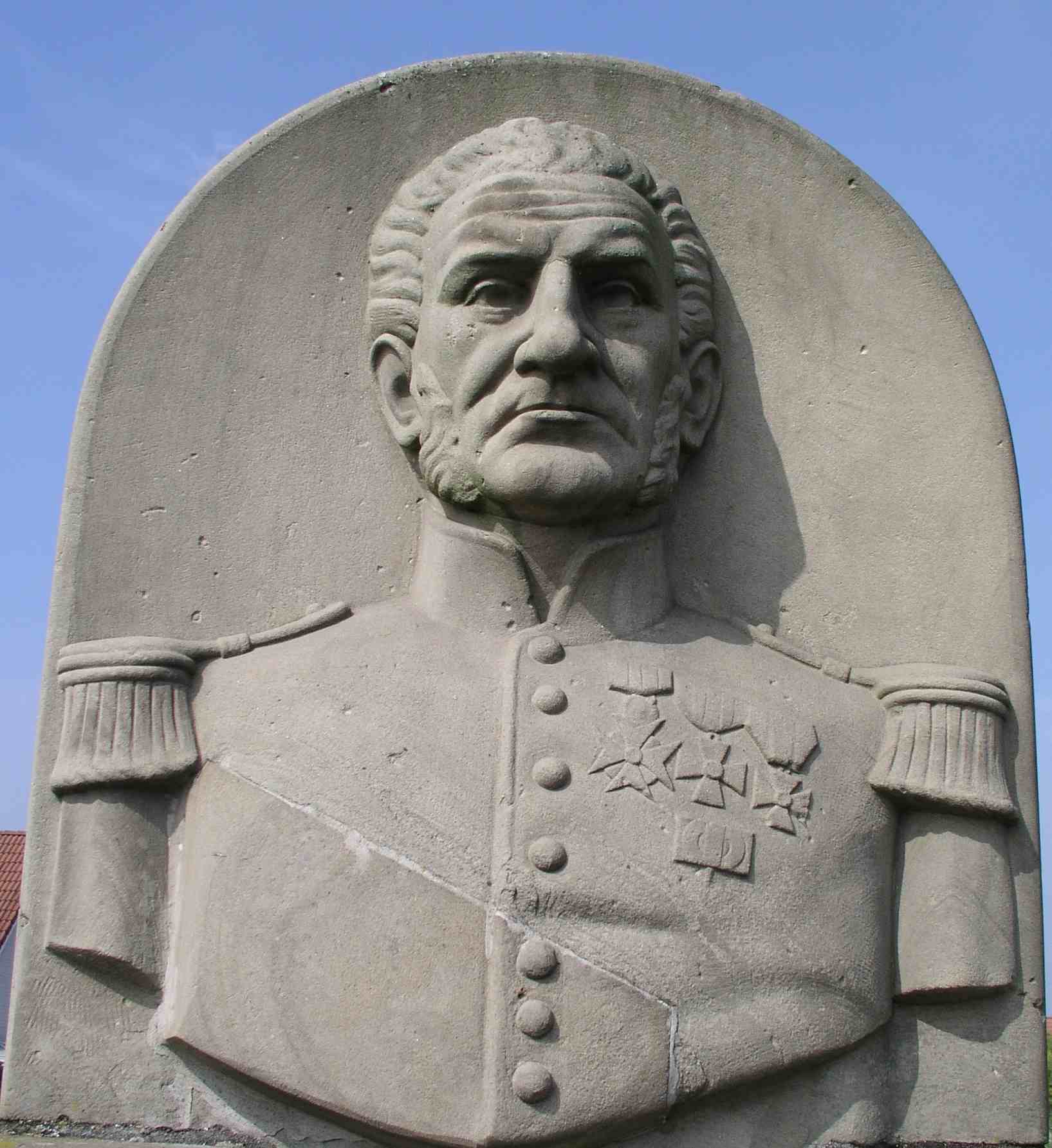 Borstbeeld van Mathijsen op het monument te Budel Foto Luk Van de Sijpe 